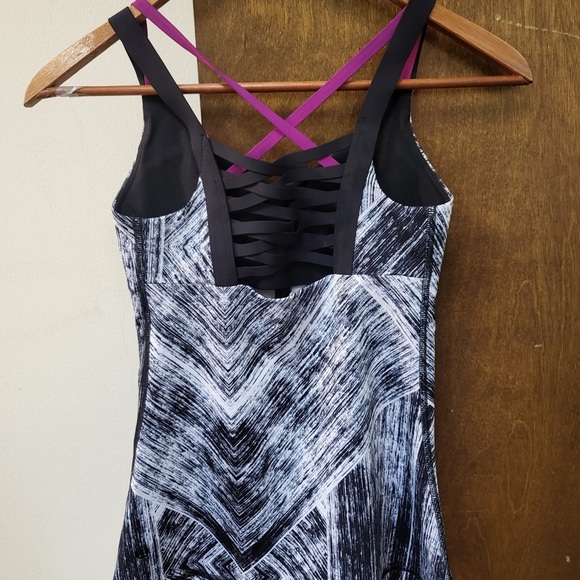 Lululemon Tank Top With Built In Bra Size 2 - Picture 2 of 3